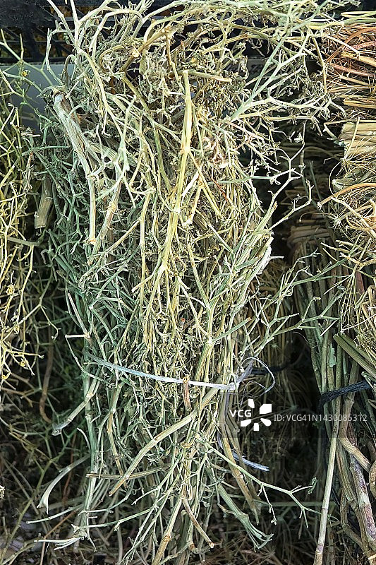 高角视角的“tarhana”草束在市场上。图片素材