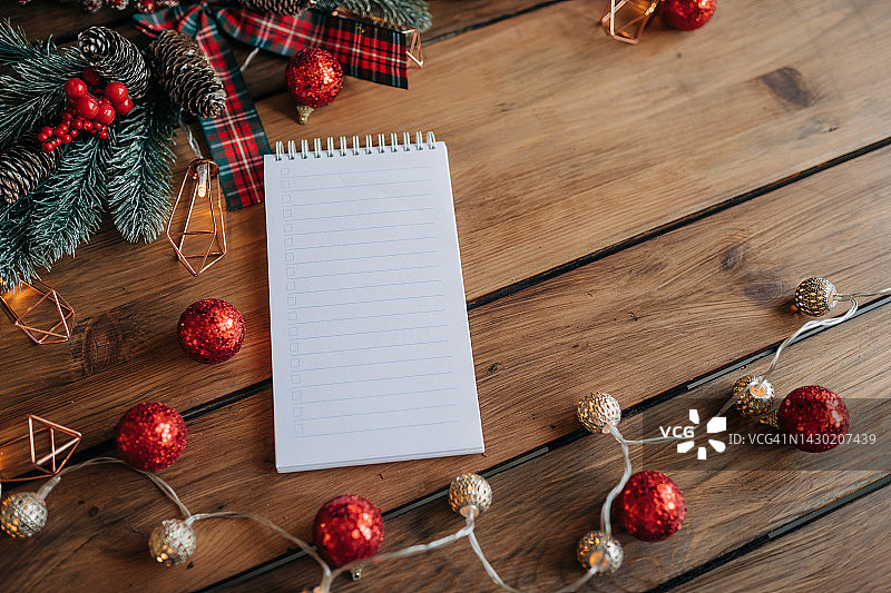 圣诞和新年背景与记事本，钢笔和装饰品。要做清单或承诺清单，放置你的文本。模拟。图片素材