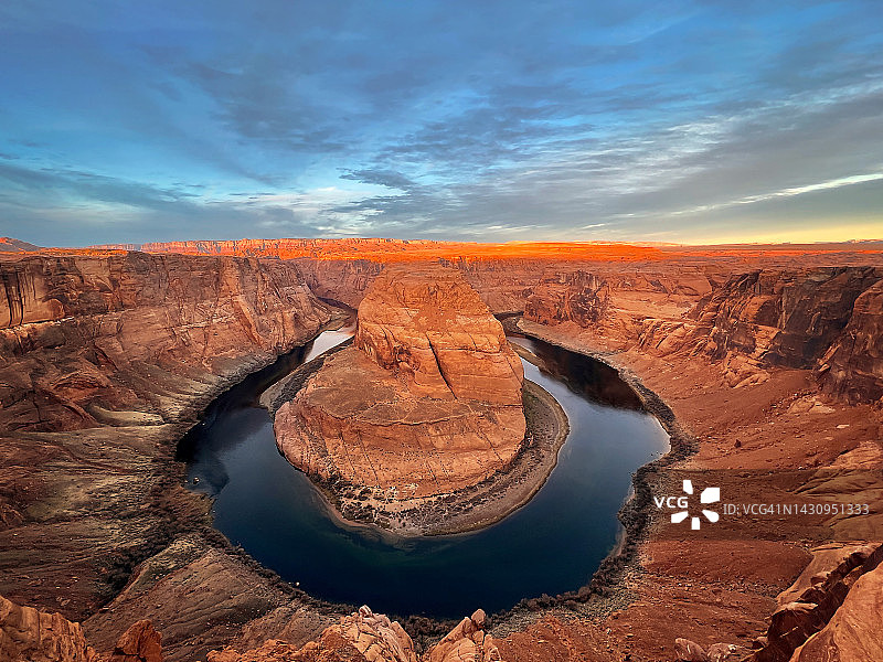 美国亚利桑那州大峡谷日出时马蹄弯的鸟瞰图图片素材