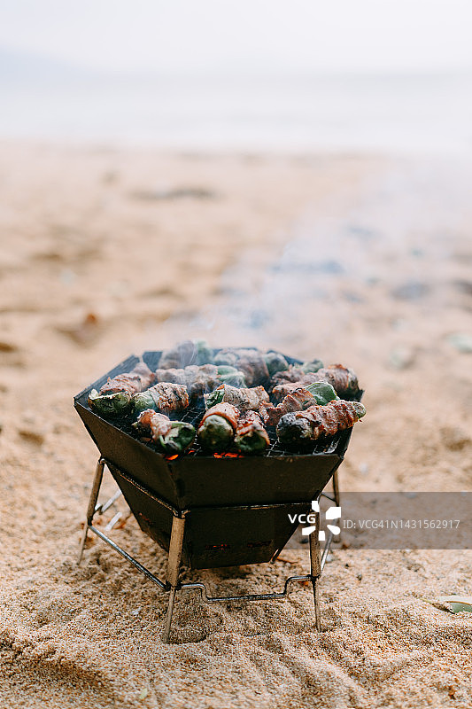 在海滩上烧烤猪肉包蔬菜图片素材