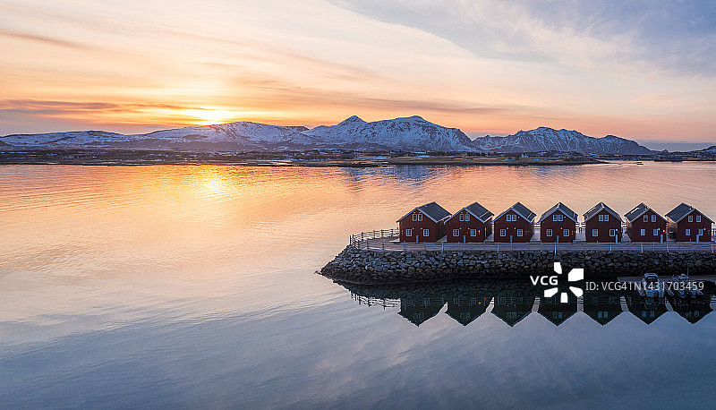 挪威，黎明时分，Rorbu小屋映在大海上图片素材