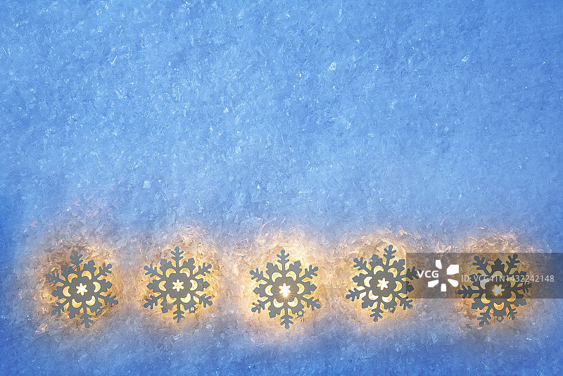 圣诞节背景与雪花发光在冰雪背景图片素材