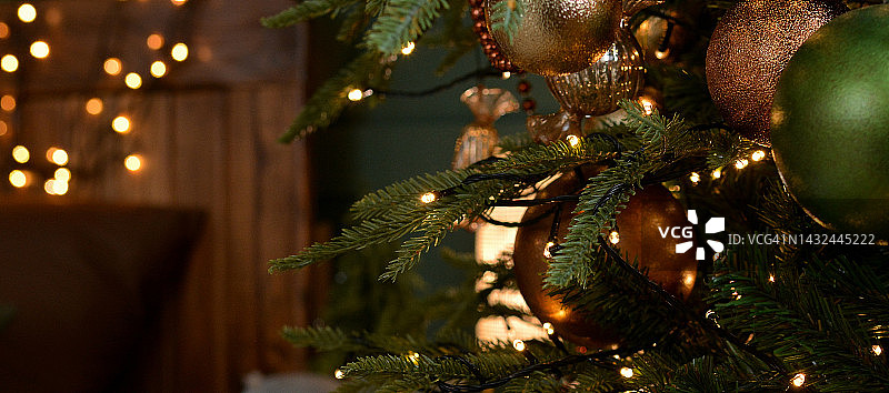 圣诞树与黄金，绿色的球，珠子，花环在床的背景与黄金波凯。圣诞节的心情。新年快乐，圣诞快乐图片素材