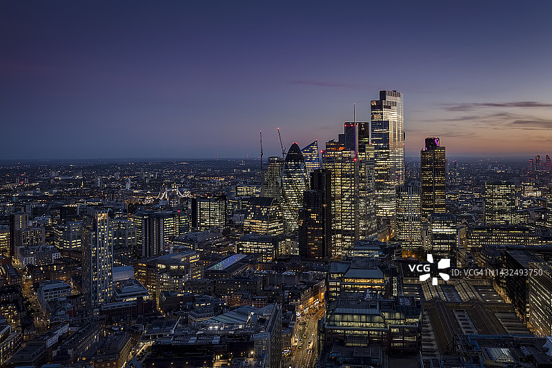 伦敦金融城灯火通明的办公摩天大楼全景图片素材