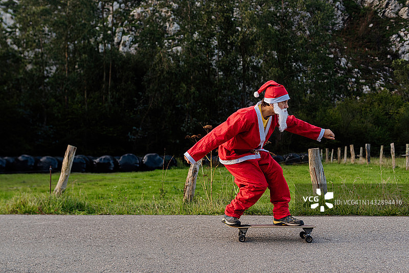 圣诞老人带着长板滑板图片素材