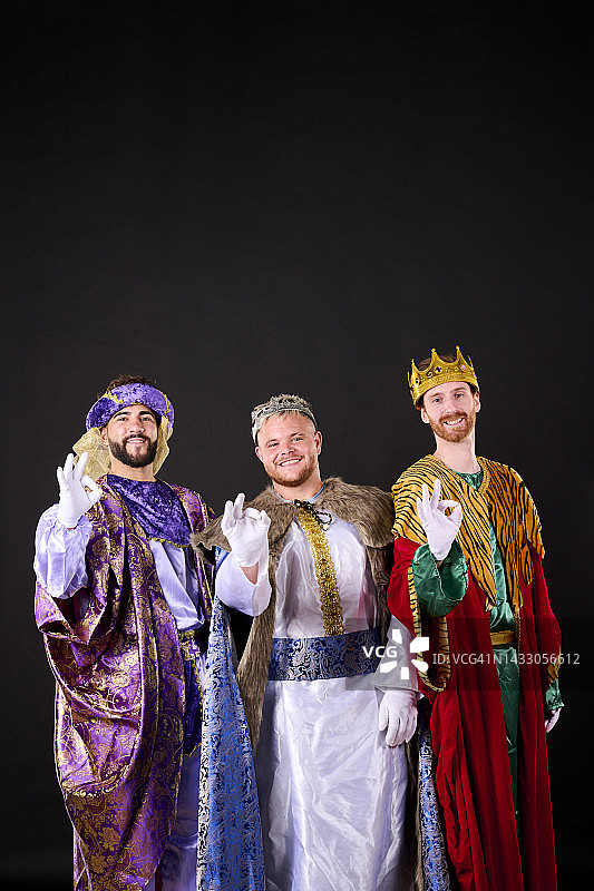 三位国王微笑着对着镜头做着ok的动作图片素材