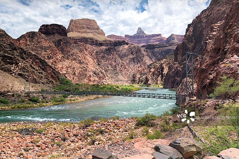 大峡谷，美国亚利桑那州科罗拉多河雕刻的陡峭峡谷图片素材