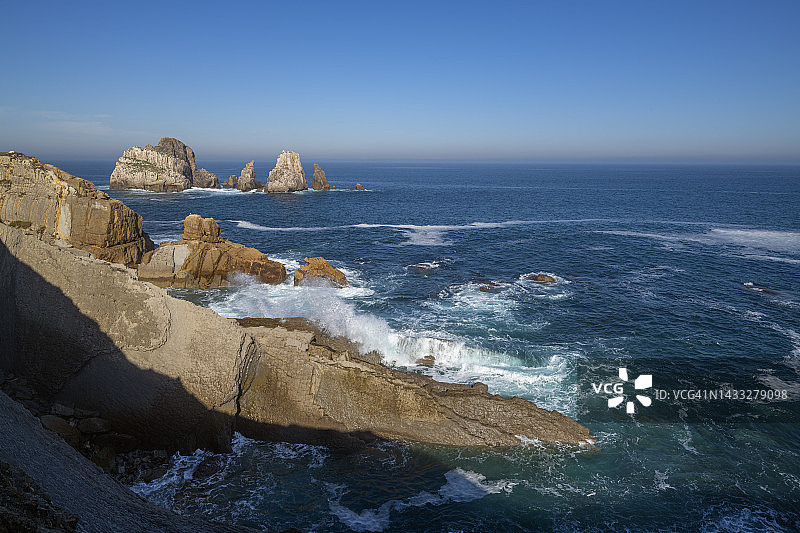 魁布拉达海岸的岩石海岸线。Urros de Liencres。利恩克雷斯附近海岸的悬崖。比斯开湾，连克雷斯，桑坦德，科斯塔克布拉达，坎塔布里亚，西班牙，大西洋。图片素材