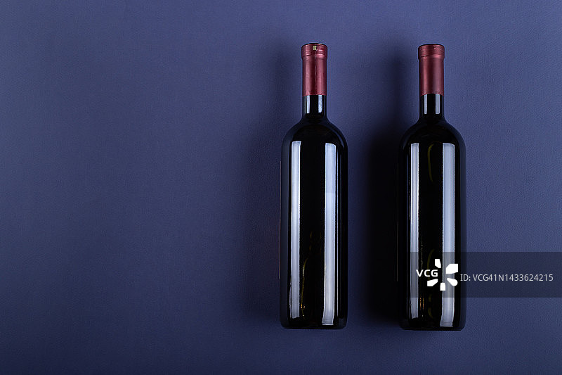两瓶没有标签的红酒，底色是紫色的。模型饮料的地方为你的标签和文字。图片素材