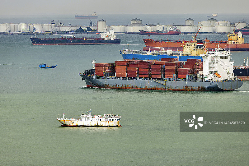 集装箱和油轮的繁忙港口图片素材