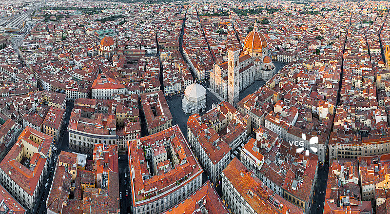 意大利佛罗伦萨大教堂广场的鸟瞰图。圣玛丽亚大教堂，著名的日落时分的佛罗伦萨大教堂。图片素材