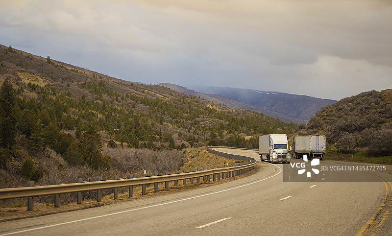 美国犹他州，两辆半卡车超速行驶图片素材