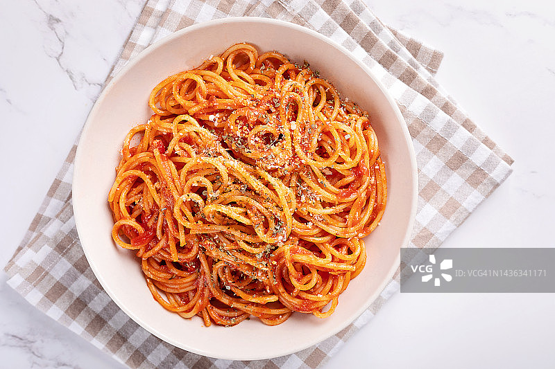 意大利面加番茄酱配白底。图片素材