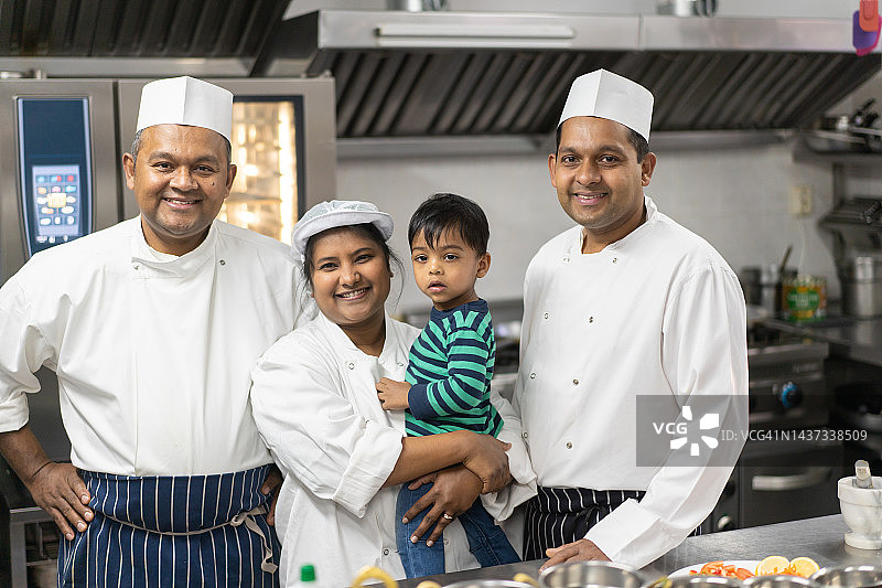 一个印度厨师家庭和他们的儿子图片素材