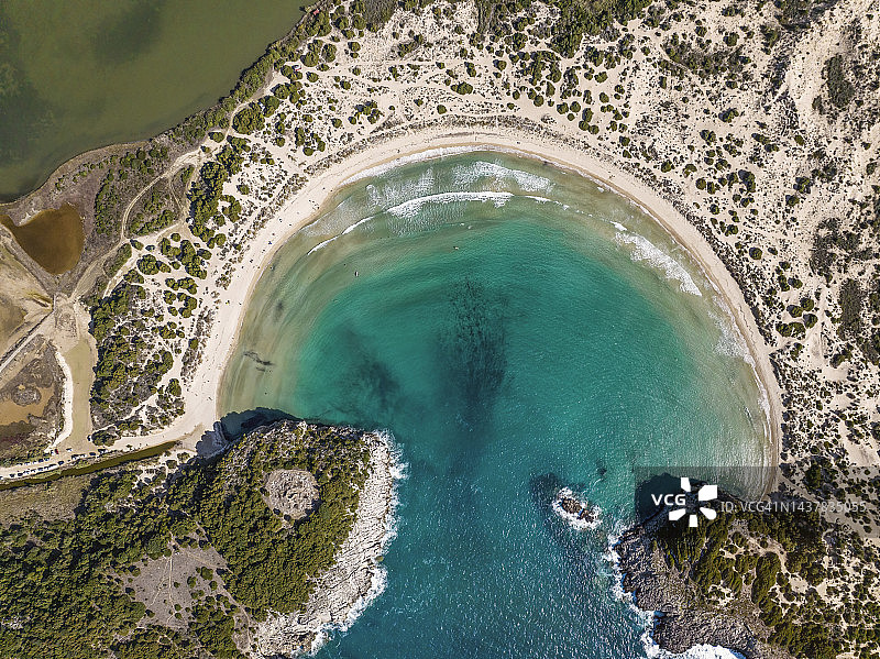 Voidokilia海滩鸟瞰图，Petrochori, Messenia地区，希腊，欧洲图片素材