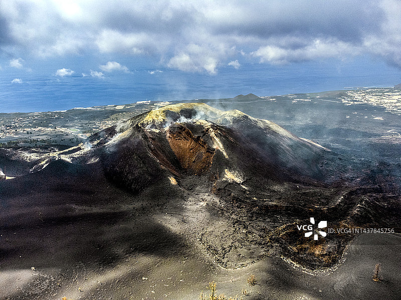 火山喷发。Tajogaite火山(Cumbre Vieja)的火山口和熔岩流的鸟瞰图。图片素材