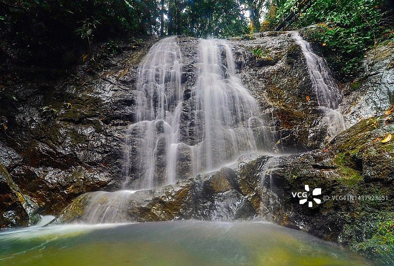 马来西亚沙巴，拉哈德·达图，沙巴，Danum Valley保护地区，瀑布现场图片素材