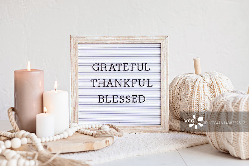 感受了信板的感恩，感恩，祝福。感恩节餐桌装饰图片素材