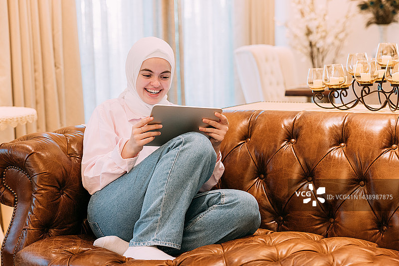年轻的中东妇女使用数字平板电脑图片素材