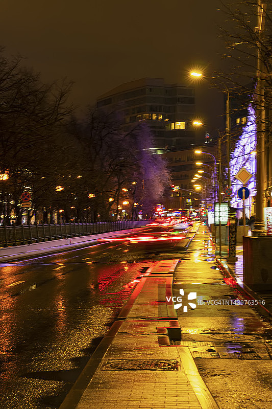 城市交通的夜晚，城市的街道，霓虹灯和速度。抽象模糊背景图片素材