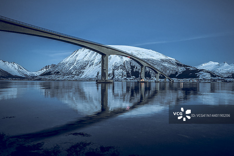 冬季罗浮敦的西达尔斯波伦峡湾日落时分的Gimsøystraumen桥图片素材