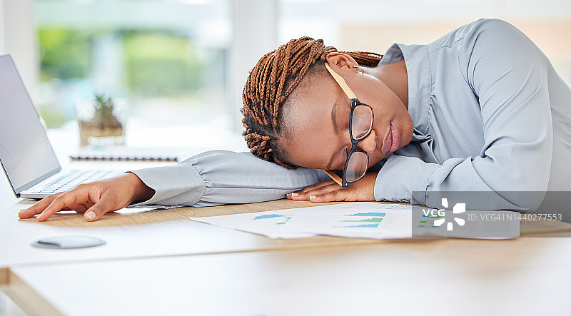 睡觉，疲劳或精疲力竭的黑人妇女在财务办公室的办公桌笔记本电脑或信息图表文件。财务审计业务中会计合规人员疲劳、过度劳累或抑郁图片素材