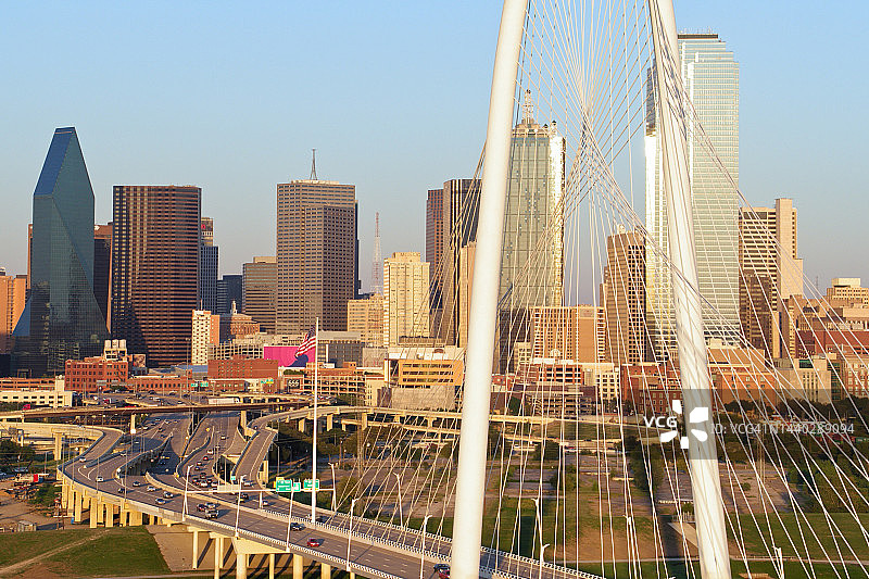 大桥和达拉斯市中心，得克萨斯州图片素材