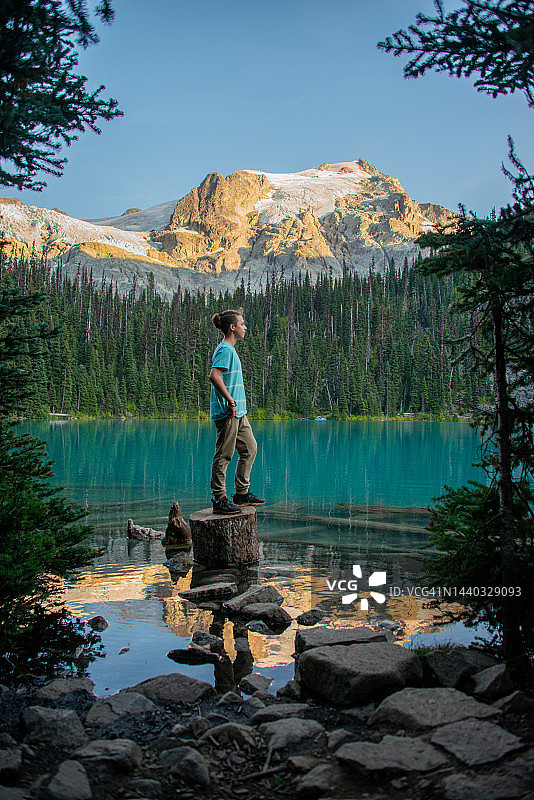 加拿大不列颠哥伦比亚省立公园，一个十几岁的男孩在上乔佛里湖附近摆姿势图片素材