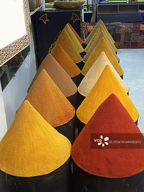 摩洛哥马拉喀什露天市场出售的香料图片素材