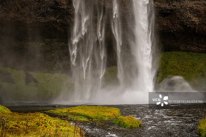 Seljalandsfoss瀑布位于冰岛壮观的风景中。图片素材