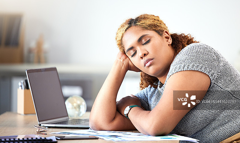 睡觉，办公桌和办公室工作人员在使用笔记本电脑时精疲力竭。在不健康的工作环境中出现压力、疲劳和疲劳问题。加班时过度劳累、睡眠不足、感到焦虑图片素材