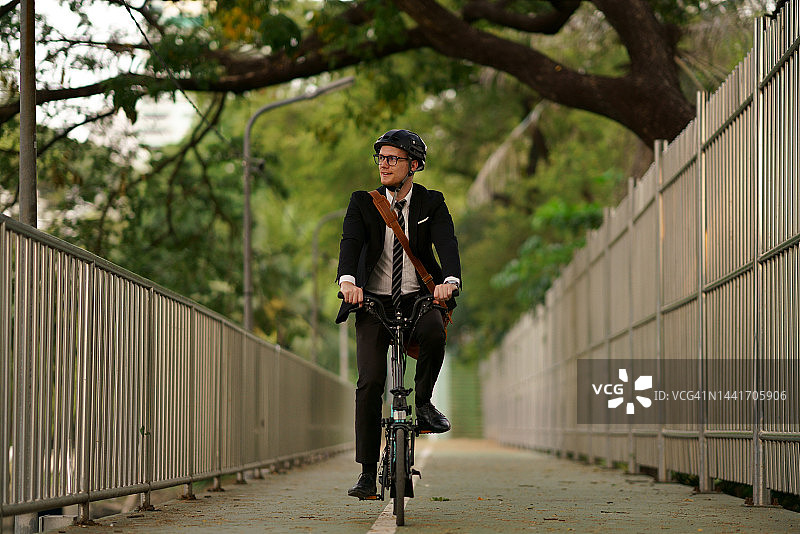 商务人士的生活方式环保通勤自行车图片素材