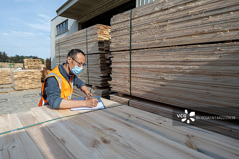 一位男技术员在一家木材加工厂工作图片素材