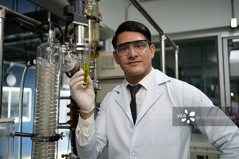 化学家在科学实验室研究大麻精油。图片素材