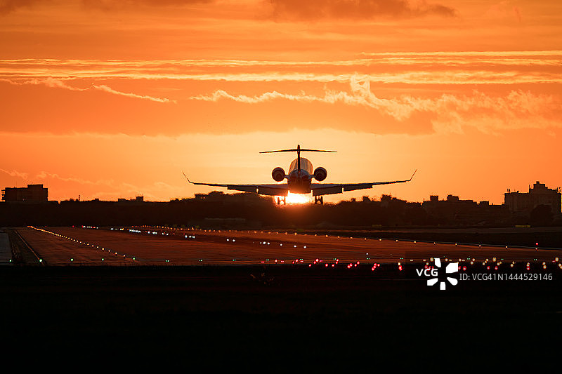 飞机在日落降落，日落背景，旅行背景图片素材