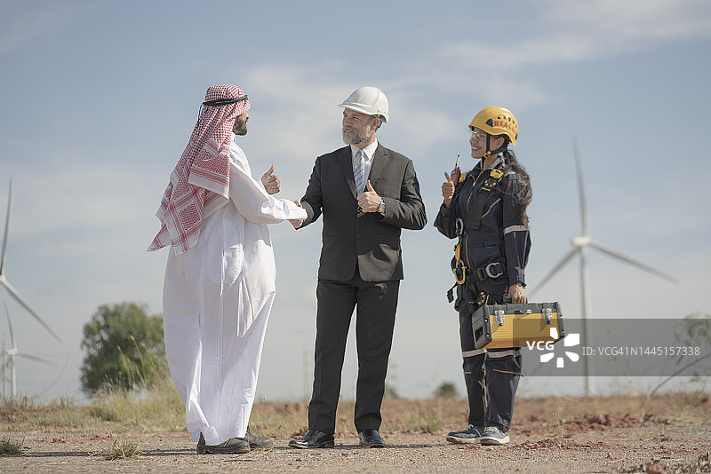 阿拉伯商人，工程师和投资者在风力涡轮机领域的合作。图片素材