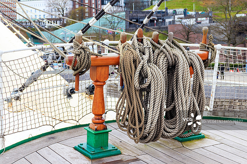 一艘大船甲板上的航海绳索图片素材
