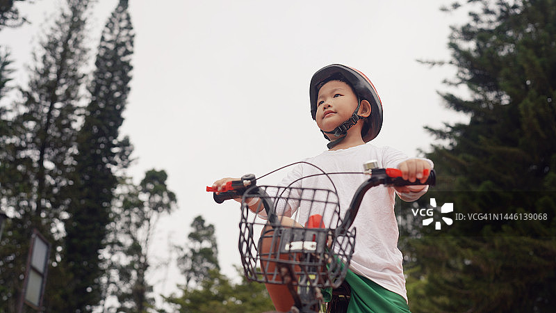 骑自行车的亚洲小孩图片素材