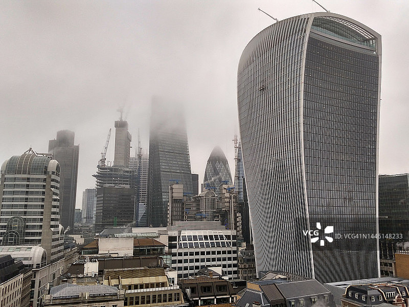 伦敦城在雨中纪念碑的薄雾中耸立图片素材