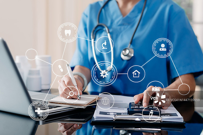 医生和听诊器利用平板电脑与图标医疗网络连接，实现虚拟现代医疗图片素材