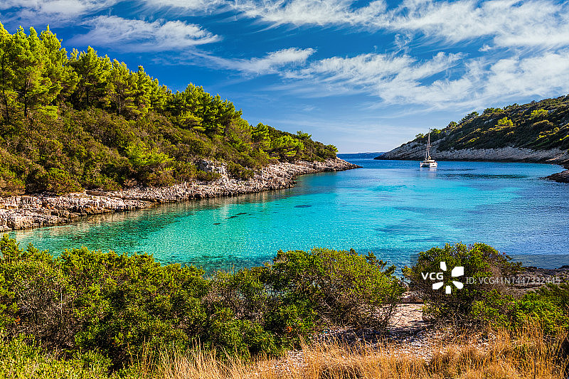 克罗地亚赫瓦尔岛风景如画的夏季海湾图片素材
