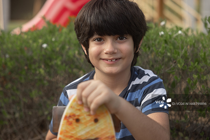 混血儿(印度-伊朗)8岁，玩滑板，积极的生活方式图片素材