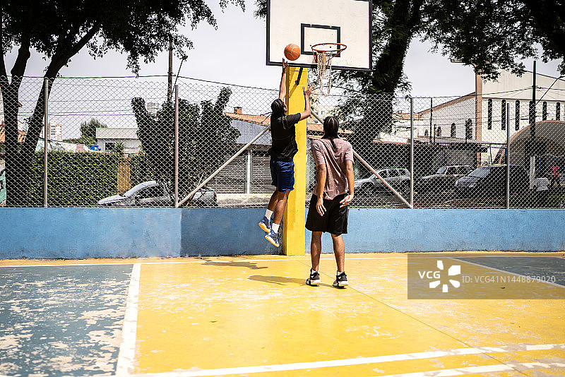 年轻人打篮球图片素材