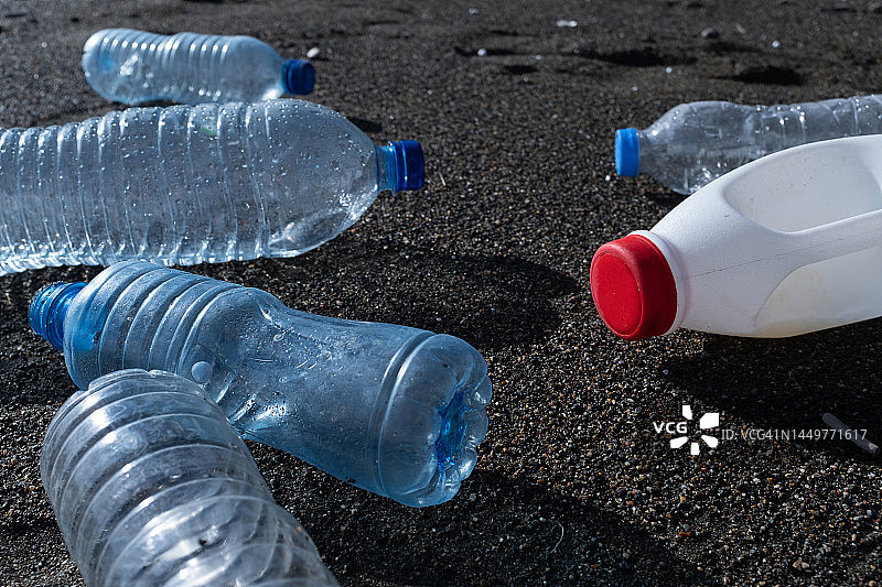 大城市海滩上丢弃的垃圾。空的用过的脏塑料瓶，在海边。肮脏的大海，沙滩，海岸线。污染和环境破坏。环境问题。塑料污染。无意识行为，非生态旅游。图片素材