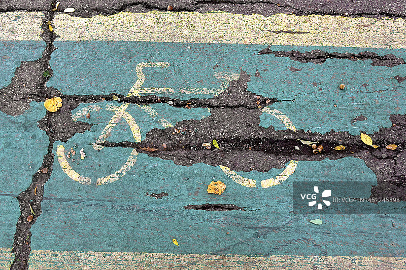 关闭柏油路上的自行车道标志图片素材