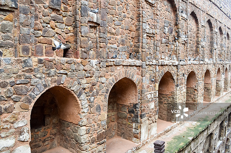 Agrasen Ki Baoli(台阶井)位于印度新德里康诺特中部，古老的古代考古建筑图片素材