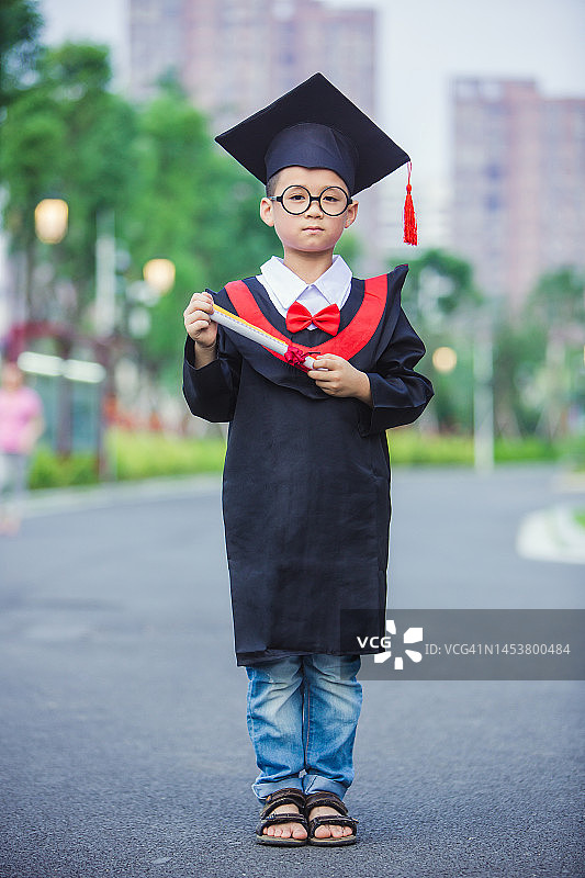一个小男孩打扮成博学的学者图片素材