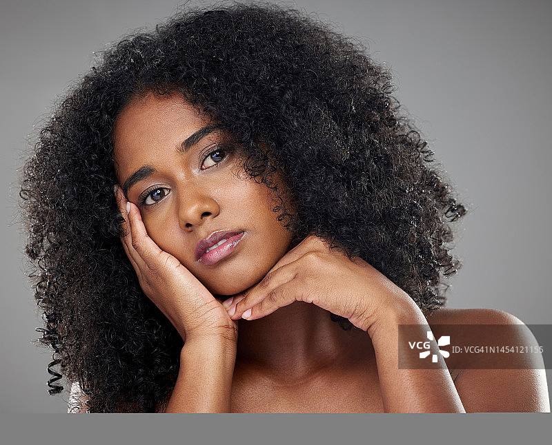 面部，皮肤和美容，黑人女性护肤和天然化妆品和护发，手框在美容广告画像。非裔美国人，模特和面部治疗，身体护理和健康。图片素材