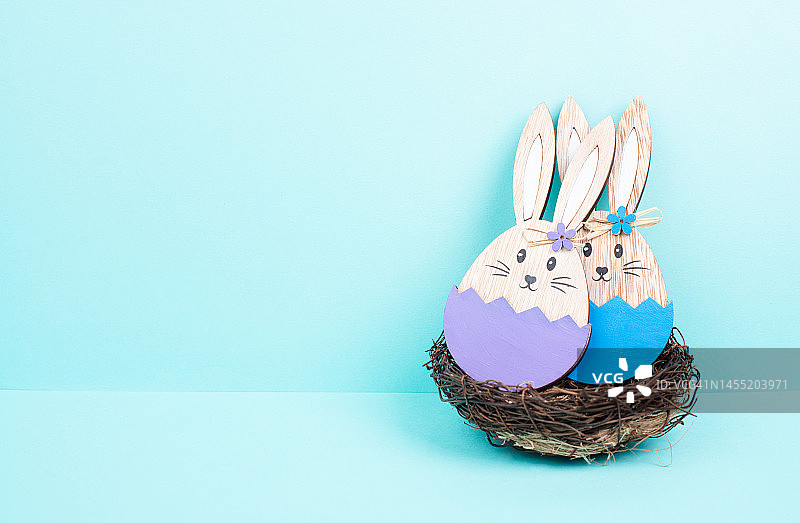复活节小兔或小兔情侣相拥，木蛋，春节贺卡，蓝紫相间的颜色图片素材