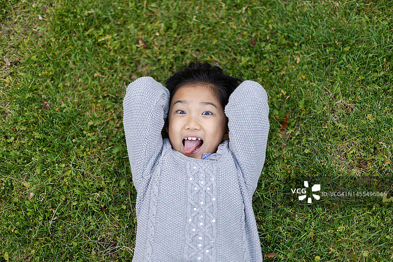 小女孩躺在草地上图片素材